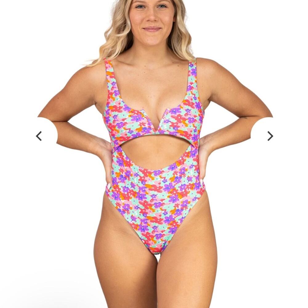 HEAT SWIMWEAR V Neck One Piece St Barts Floral Pattern NWT Women's size MEDIUM